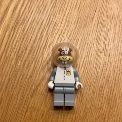Tradera LEGO Sandy Cheeks Astronaut Minifigur i olekt skick bob012> Byggklossar & Lego