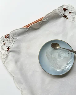 Tradera Lille dug, hvid bomuld, roser i hjørnerne^ Hemtextil