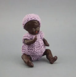 Tradera Liten ES docksåpdocka i stickade kläder> Dockskåp & Dockor