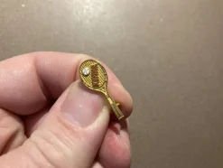 Tradera Pins & Nålar<Litet klubbmärke brosch Kinna TK Tennisklubb, Mark, Västergötland