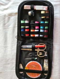 Tradera Allt På Bilden<Litet sömnadsset i resestorlek