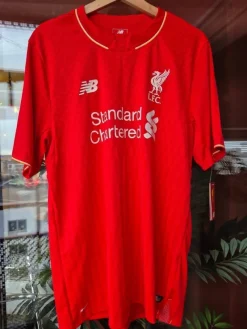 Tradera Fotboll<Liverpool röd fotbollströja, storlek L