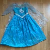 Tradera Ljusblå klänning, storlek ca 110/116 frost Elsa frozen prinsessklänning> Utklädnad & Rollek