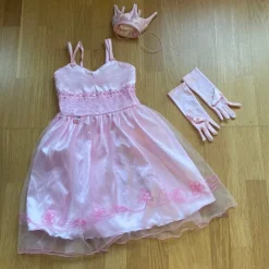 Tradera Ljusrosa Prinsessklänning med Krona & Handskar - Storlek 110 - 128> Utklädnad & Rollek