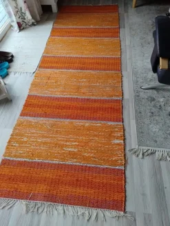 Tradera Lång orange handvävd trasmatta^ Mattor