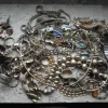 Tradera Smyckespaket<LOT bijouterier GULDFÄRGADE halsband ringar armband broscher kedjor mm 400 gram