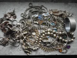 Tradera Smyckespaket<LOT bijouterier GULDFÄRGADE halsband ringar armband broscher kedjor mm 400 gram