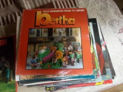 Tradera LP SKIVA MED BERTHA ALLA SÅNGERNA FRÅN TV- SERIEN^ Skivomslag