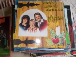 Tradera LP SKIVA MED BOSSE ANITA JACKIE LÅT OSS FÅ TÄNDA ETT LJUS^ Skivomslag