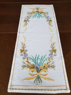 Tradera Löpare handbroderad korsstygn Vårbukett> Textilier