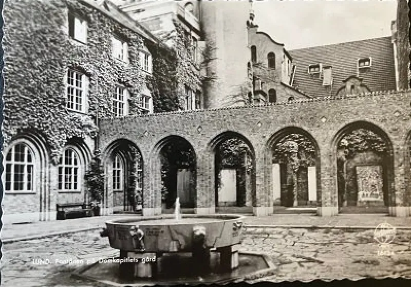 Tradera Svenska Landskap<Lund - Fontänen på Domkapitlets gård - Förlag Pressbyrån 16134