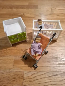 Tradera Lundby. Bebisdockor med Tillbehör: Vagn, Spjälsäng & Skötbord> Dockskåp & Dockor