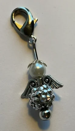 Tradera Smyckestillbehör<Lyckoängel silverfärgad v2 silverhänge