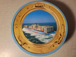 Tradera MAERSK fartyg Sjöfart. Burk plåt . D 23 cm. Samlarobjekt^ Båt- & Fartygsmemorabilia