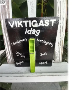 Tradera Magnet tavla med Viktigast idag kläms fast i tvättklämma Fint skick> Magneter