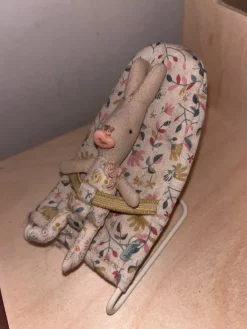 Tradera MAILEG blommig babysitter + Maileg babykanin med napp> Inredning Barnrum