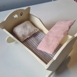 Tradera Maileg dockvagga i trä med madrass, täcke och kudde> Övriga Leksaker