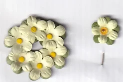 Tradera Majblommor<Majblomma 2000. 1 krans 1 blomma.