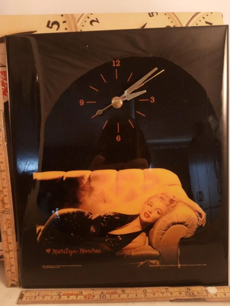 Tradera Marilyn Monroe klocka soffa svart 103^ Klockor Till Hemmet