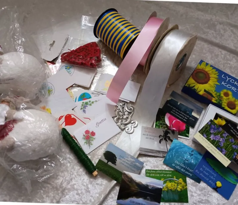 Tradera Varupartier<Massor m. saker från nedlagd blomsterbutik. Band, kort, tråd, dekoration, påsar