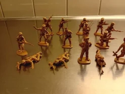 Tradera Matchbox 1/32 British 8th Army 15 Soldater^ Militära Leksaker