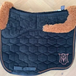 Tradera Häst & Ridsport<Mattes dressyr schabrak med fårskinn