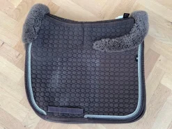 Tradera Häst & Ridsport<Mattes dressyr schabrak med fårskinn