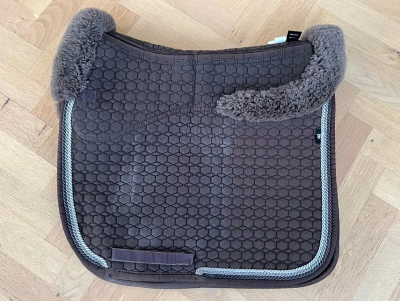 Tradera Häst & Ridsport<Mattes dressyr schabrak med fårskinn