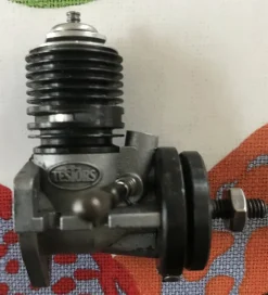 Tradera McCOY .049 glödstiftsmotor i nyskick, aldrig startad.^ Modellmotorer