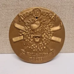 Tradera MEDALJ, KALLE ANKA Trofén, keramik, 1964-1974 (10 ÅR) design Lars Pagfeldt Malmö^ Övrigt Mynt & Sedlar