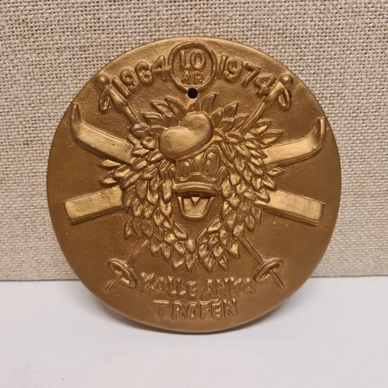 Tradera MEDALJ, KALLE ANKA Trofén, keramik, 1964-1974 (10 ÅR) design Lars Pagfeldt Malmö^ Övrigt Mynt & Sedlar