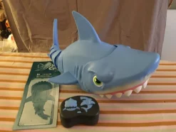 Tradera Mega Chomp Shark - Radiostyrd stor haj - akta fötterna !> Robotleksaker & Robotdjur