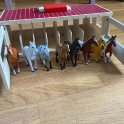 Tradera Melissa & Doug Show Stable med 8 hästar> Figurer & Leksaksvärldar