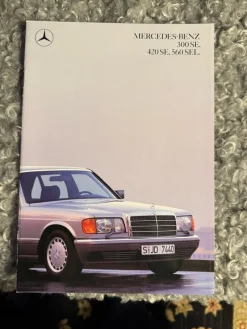 Tradera Mercedes Benz S-klass 300SE 420SE 560 SEL Broschyr> Fordonslitteratur