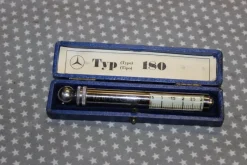 Tradera Mercedes Benz Typ 180 Däcktrycksmätare i originalask.^ Bensinia