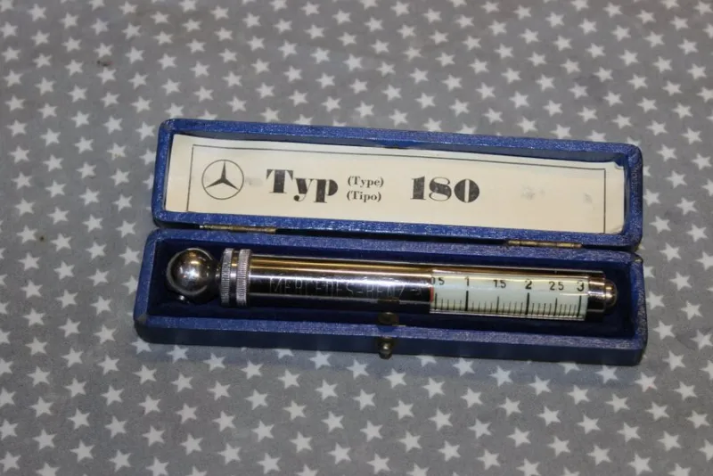 Tradera Mercedes Benz Typ 180 Däcktrycksmätare i originalask.^ Bensinia