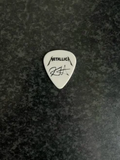 Tradera Musikmemorabilia<Metallica plektrum , turné , kirk hammet , äldre modell.