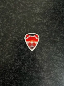 Tradera Musikmemorabilia<Metallica plektrum , turné , master of puppets 20 år.