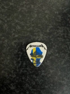 Tradera Musikmemorabilia<Metallica plektrum ifrån spelning i Stockholm 7/5-18