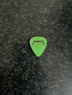 Tradera Musikmemorabilia<Metallica plektrum, turné , äldre modell 96-97