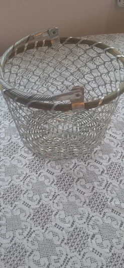 Tradera Metallkorg med handtag^ Hushållsartiklar