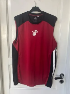 Tradera Basket<Miami Heat Lebron James baskettröja, storlek L
