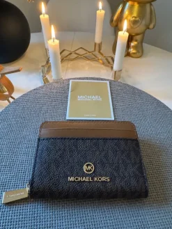 Tradera Michael Kors Plånbok ”Jet set small zip around> Plånböcker