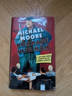Tradera Michael Moore: Korkade Vita Man> Samhällskunskap