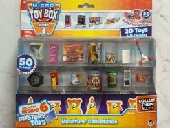 Tradera Micro Toy Box - 20 leksaker & 4 klistermärken!> Figurer & Leksaksvärldar
