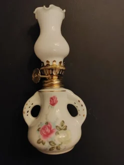 Tradera Miniatyr vintage Oljelampa med Rosmotiv> Antikviteter