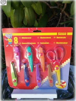 Tradera Mönstersaxar med 8 set av olika mönster man sätter in obruten förpackning> Pyssla & Måla