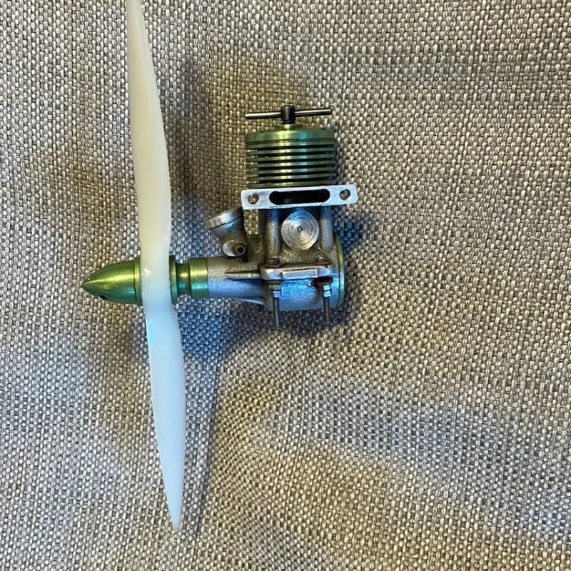 Tradera Modellflyg motor med 2st propellrar.^ Modellmotorer