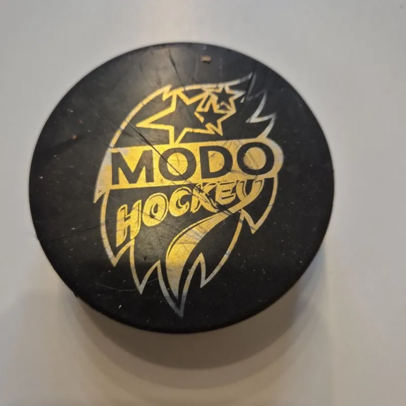 Tradera Hockey & Skridskor<Modo Hockey officiell puck Svenska Ishockeyförbundet