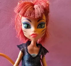 Tradera Monster high> Dockskåp & Dockor